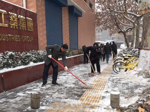雪一直下，我们一直在：qy千亿体育·（中国）官方网站除雪掠影